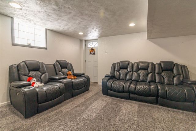 6808 Monroe Ave, West Mifflin, PA 15122