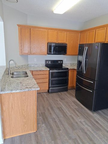 2704 Oak Ridge Trail, Woodbury, MN 55125