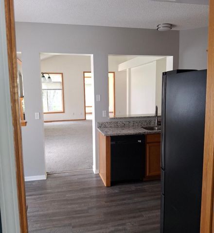 2704 Oak Ridge Trail, Woodbury, MN 55125