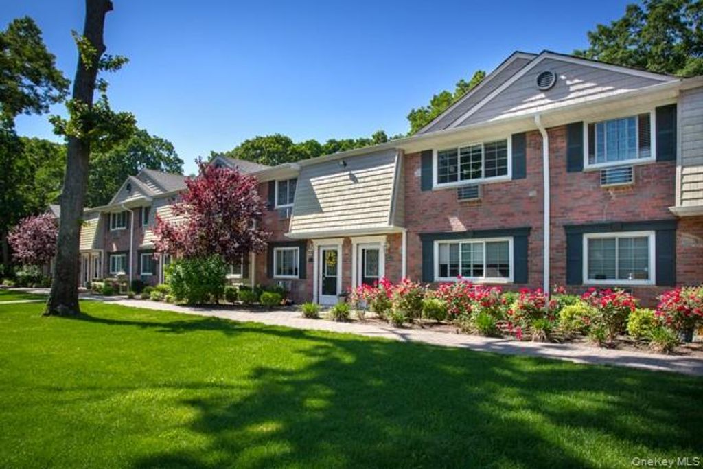 3 Dunstan Place 305A, Coram, NY 11727