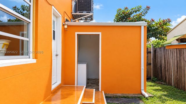 2343 Mckinley St, Hollywood, FL 33020