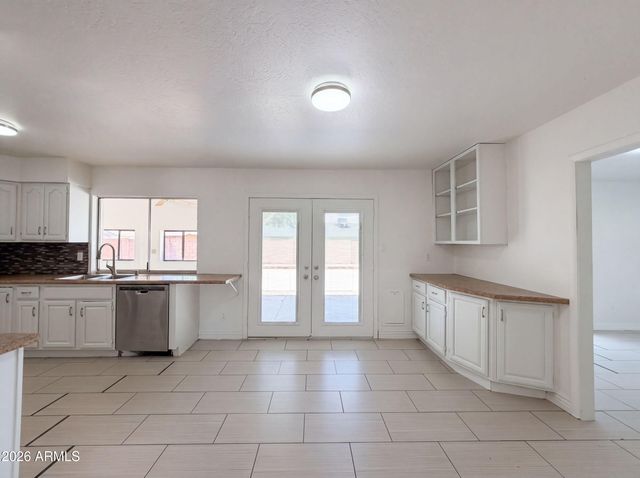 4260 E VINEYARD Road, Phoenix, AZ 85042