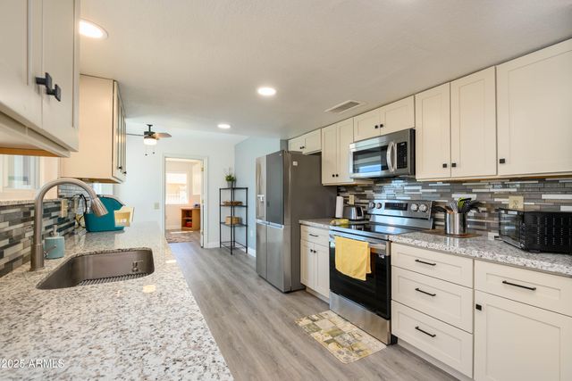 21439 N PALM DESERT Drive, Sun City West, AZ 85375