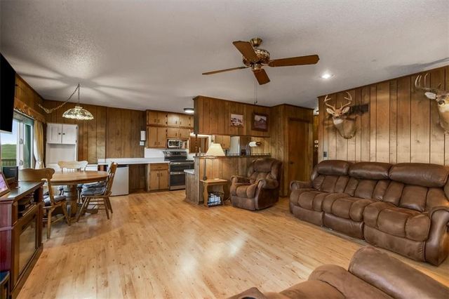 17249 198th Street, Tonganoxie, KS 66086