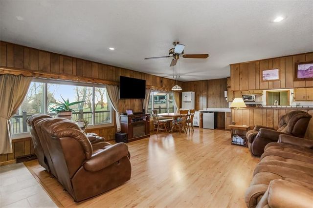 17249 198th Street, Tonganoxie, KS 66086