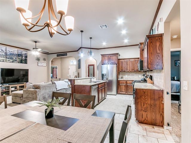 809 Dover Mansion Road, Yukon, OK 73099