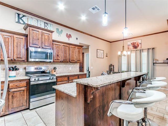 809 Dover Mansion Road, Yukon, OK 73099