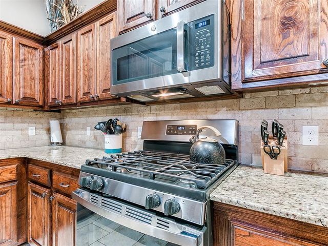 809 Dover Mansion Road, Yukon, OK 73099