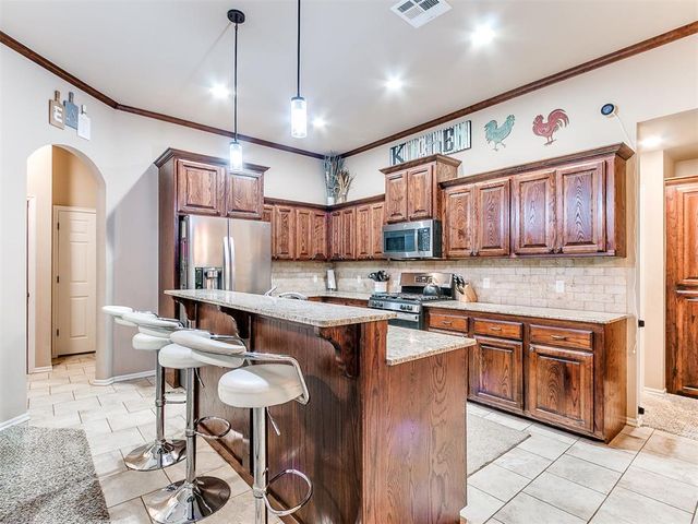 809 Dover Mansion Road, Yukon, OK 73099