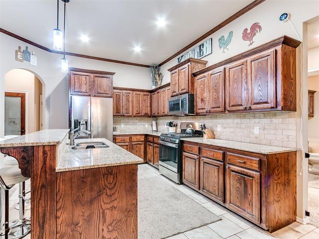 809 Dover Mansion Road, Yukon, OK 73099