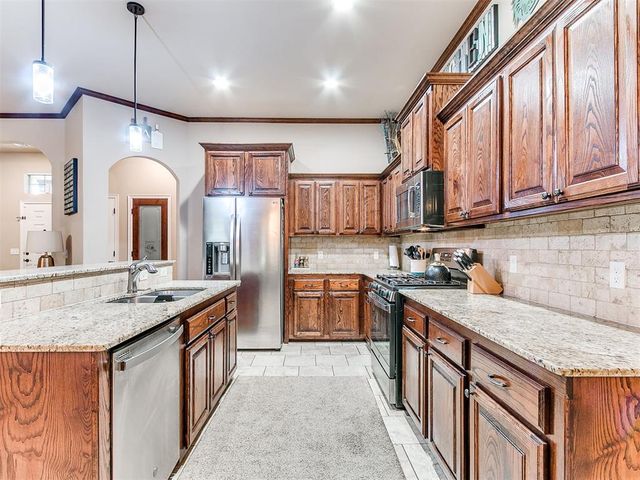 809 Dover Mansion Road, Yukon, OK 73099