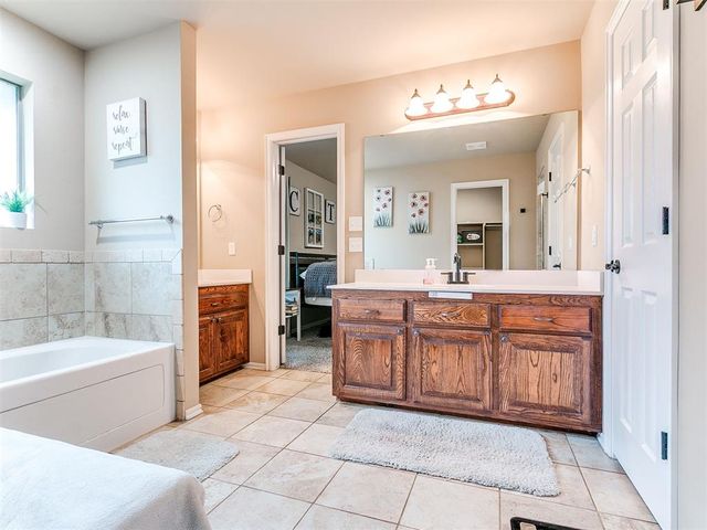 809 Dover Mansion Road, Yukon, OK 73099