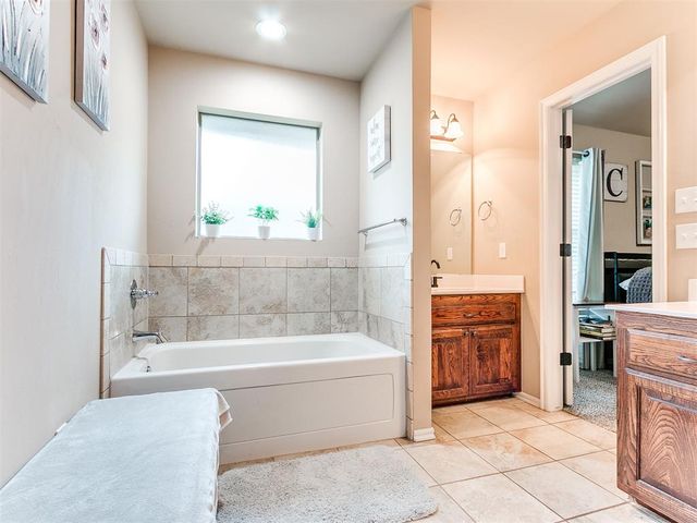 809 Dover Mansion Road, Yukon, OK 73099