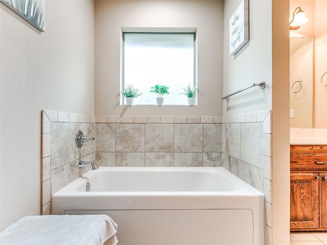 809 Dover Mansion Road, Yukon, OK 73099