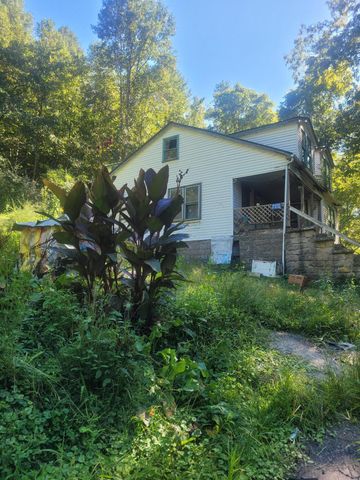 573 Hurricane Creek Road, Hyden, KY 41749