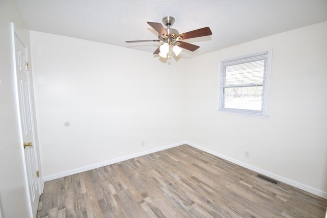 142 Rob Rd Apt B, Clarksville, TN 37040