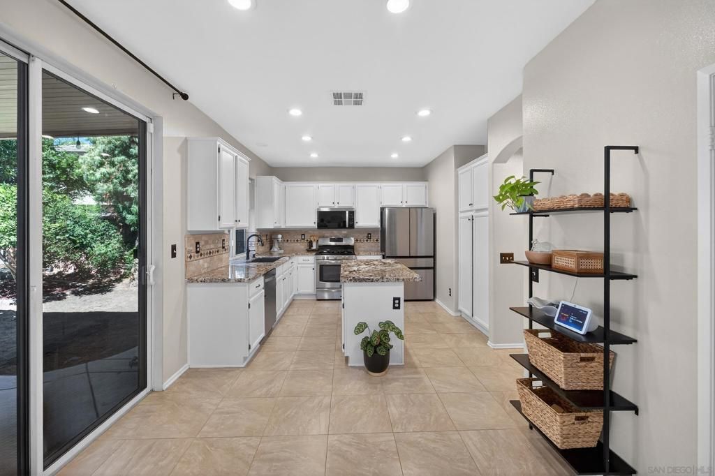 Image 14 of property listing at 43165 Sereno Dr., Temecula, CA 92592