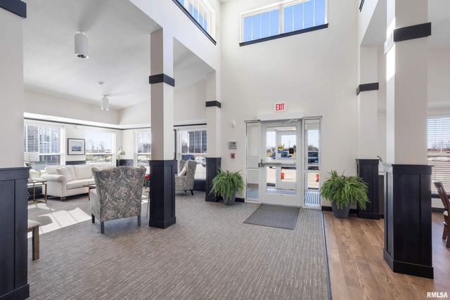 2592 MIDDLE Road 103, Bettendorf, IA 52722