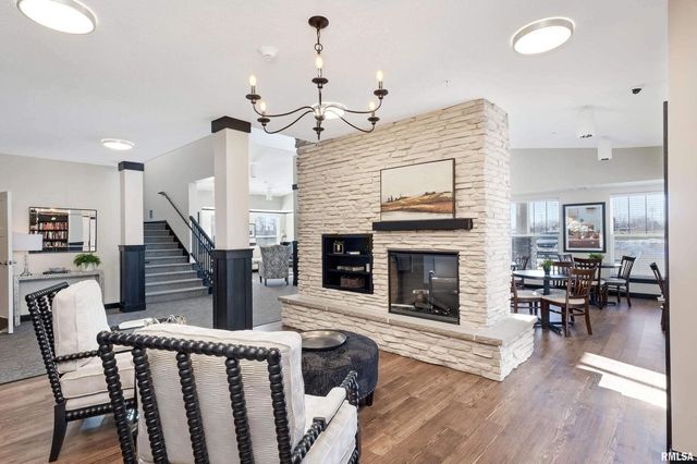 2592 MIDDLE Road 103, Bettendorf, IA 52722