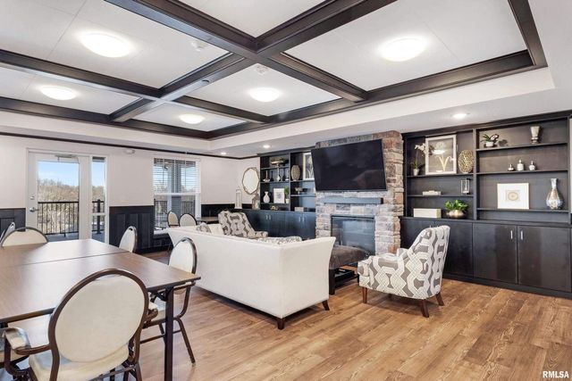 2592 MIDDLE Road 103, Bettendorf, IA 52722