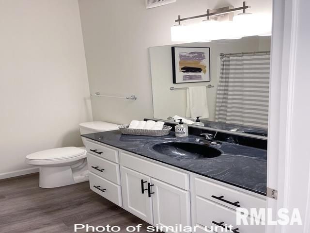 2592 MIDDLE Road 103, Bettendorf, IA 52722