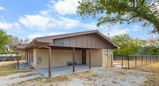 1004 N Cates Street, Decatur, TX 76234