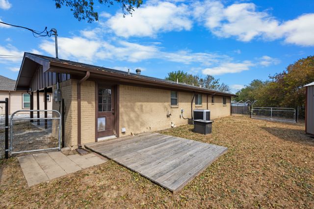 1004 N Cates Street, Decatur, TX 76234