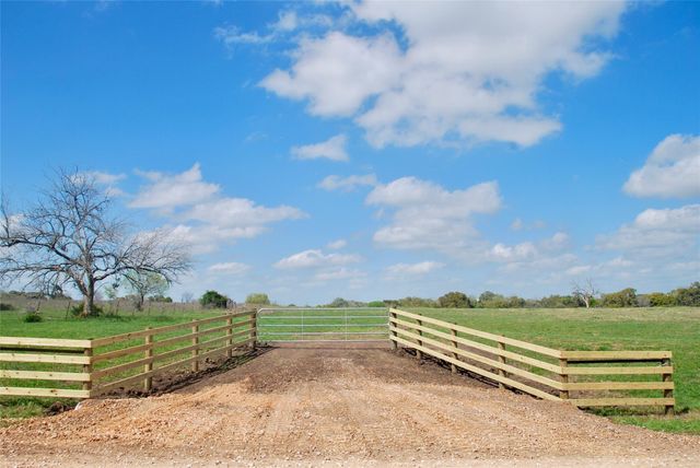 450 County Road 217c, Schulenburg, TX 78956