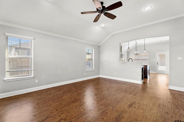 806 James Ct, Chandler, TX 75758