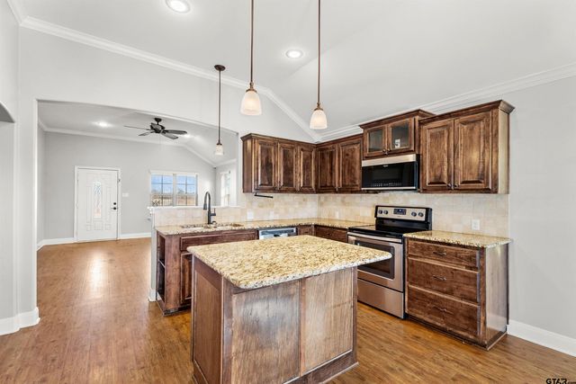 806 James Ct, Chandler, TX 75758