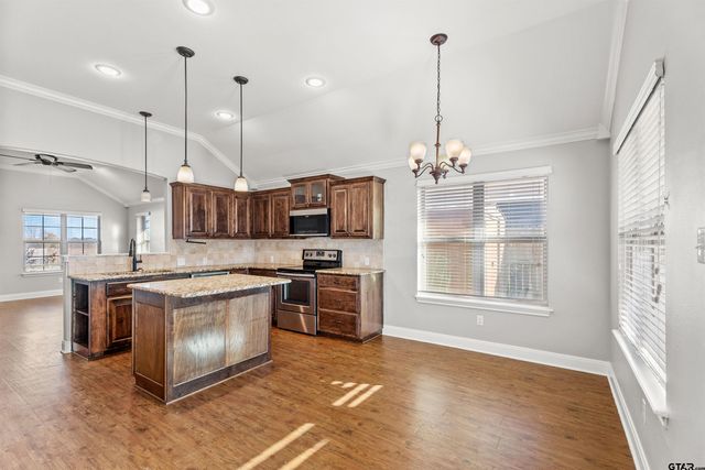 806 James Ct, Chandler, TX 75758