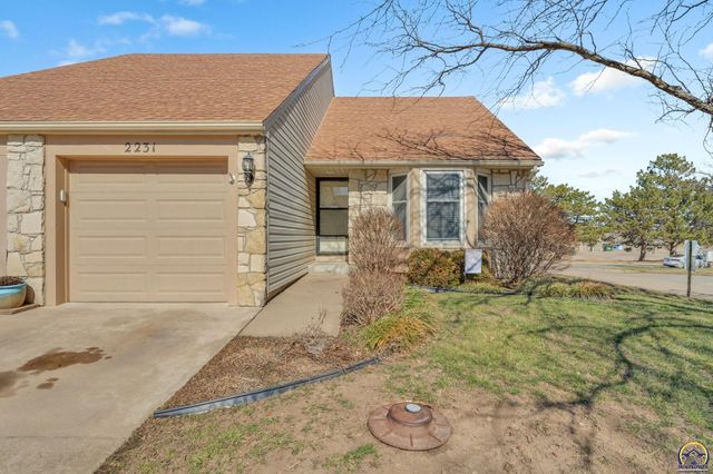 2231 SW Westport PL, Topeka, KS 66614