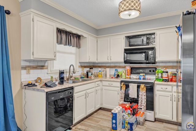 2231 SW Westport PL, Topeka, KS 66614