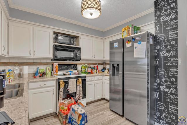 2231 SW Westport PL, Topeka, KS 66614