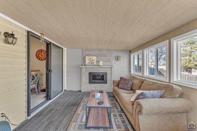 2231 SW Westport PL, Topeka, KS 66614