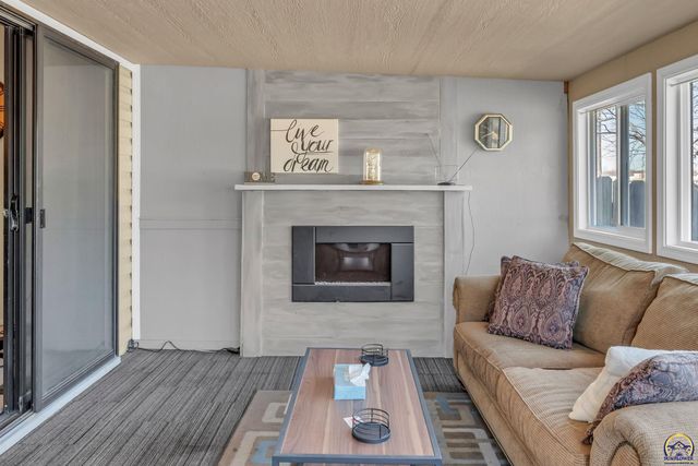 2231 SW Westport PL, Topeka, KS 66614