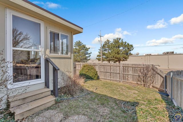 2231 SW Westport PL, Topeka, KS 66614