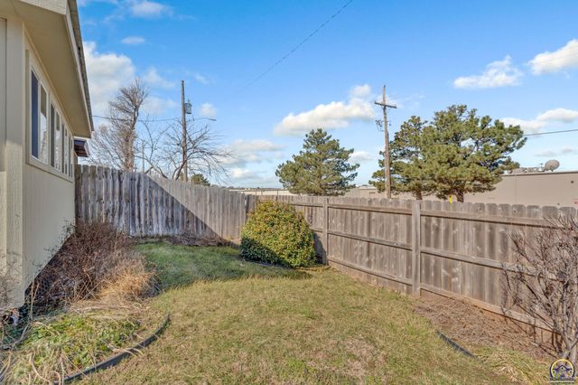 2231 SW Westport PL, Topeka, KS 66614