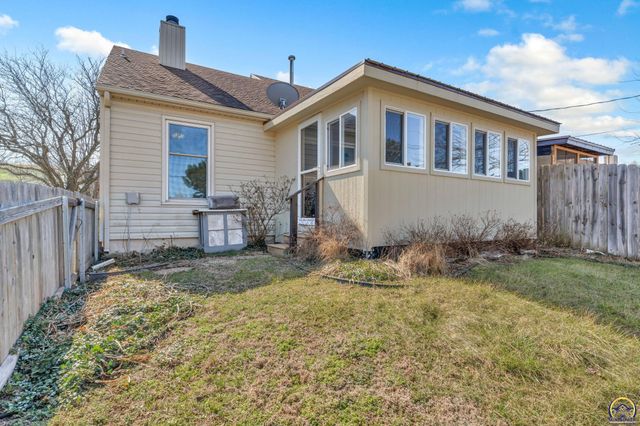 2231 SW Westport PL, Topeka, KS 66614