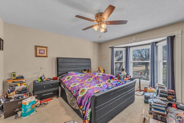 2231 SW Westport PL, Topeka, KS 66614