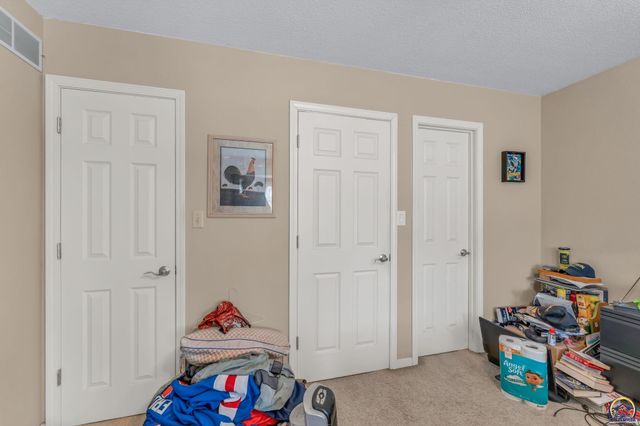 2231 SW Westport PL, Topeka, KS 66614