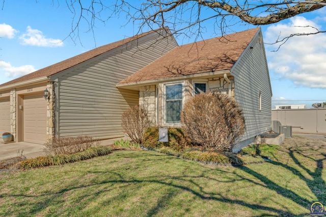 2231 SW Westport PL, Topeka, KS 66614