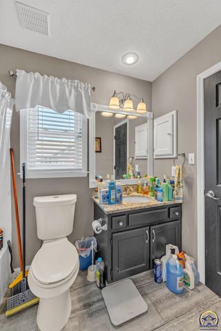 2231 SW Westport PL, Topeka, KS 66614