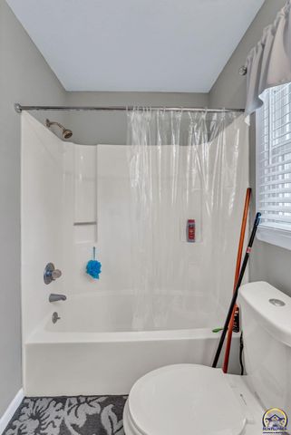 2231 SW Westport PL, Topeka, KS 66614