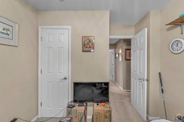 2231 SW Westport PL, Topeka, KS 66614