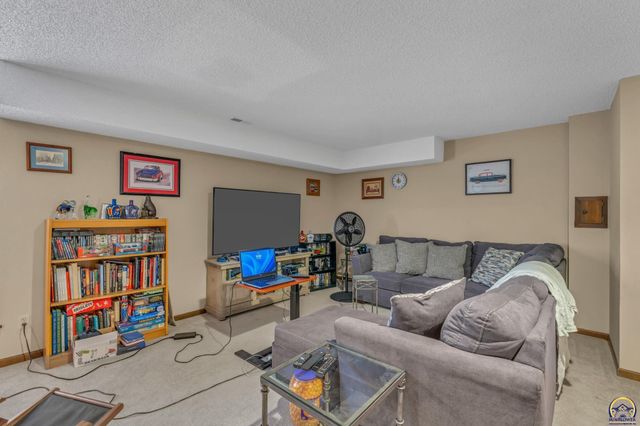 2231 SW Westport PL, Topeka, KS 66614