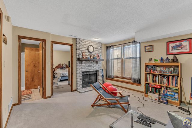 2231 SW Westport PL, Topeka, KS 66614