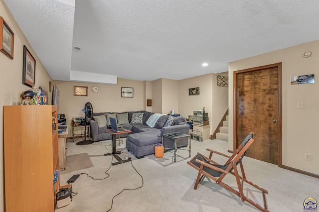 2231 SW Westport PL, Topeka, KS 66614