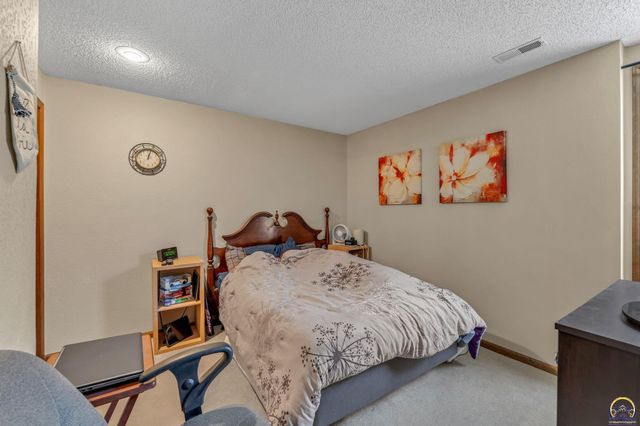 2231 SW Westport PL, Topeka, KS 66614