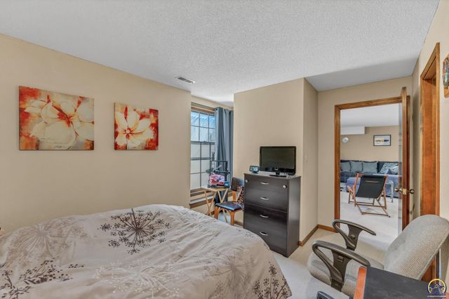 2231 SW Westport PL, Topeka, KS 66614